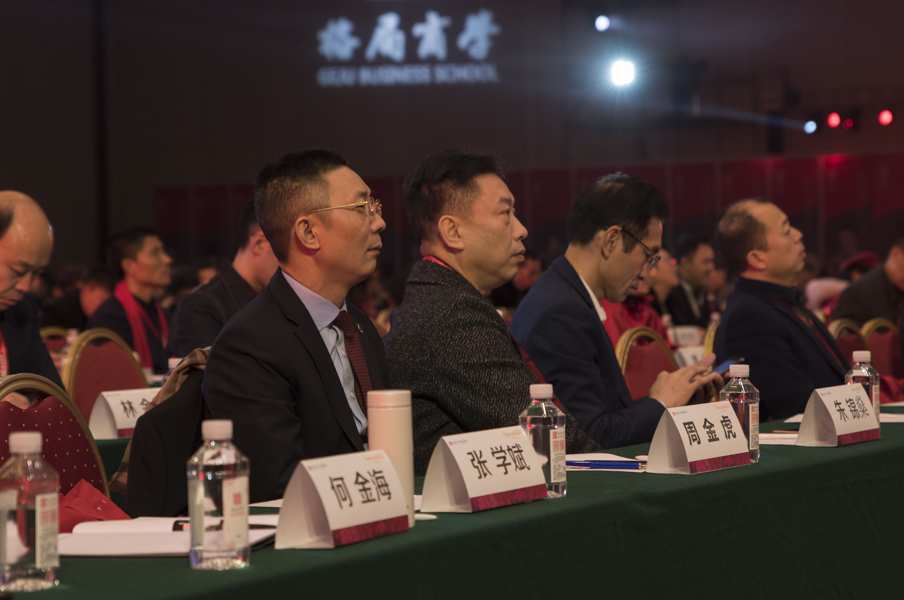 建业科技董事长周金虎（左一）