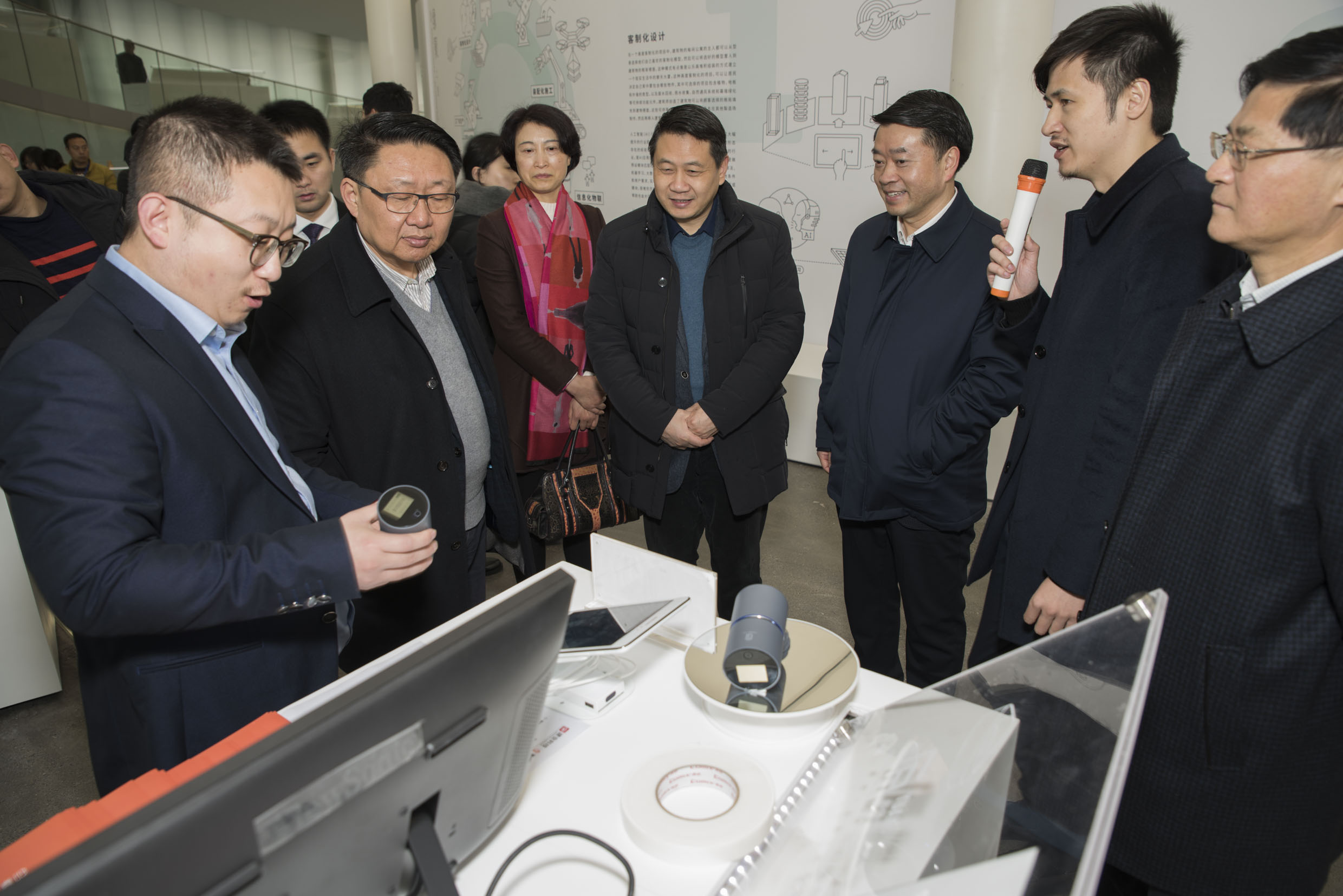 中共上饶市委常委、宣传部长丁晓胜（右四）