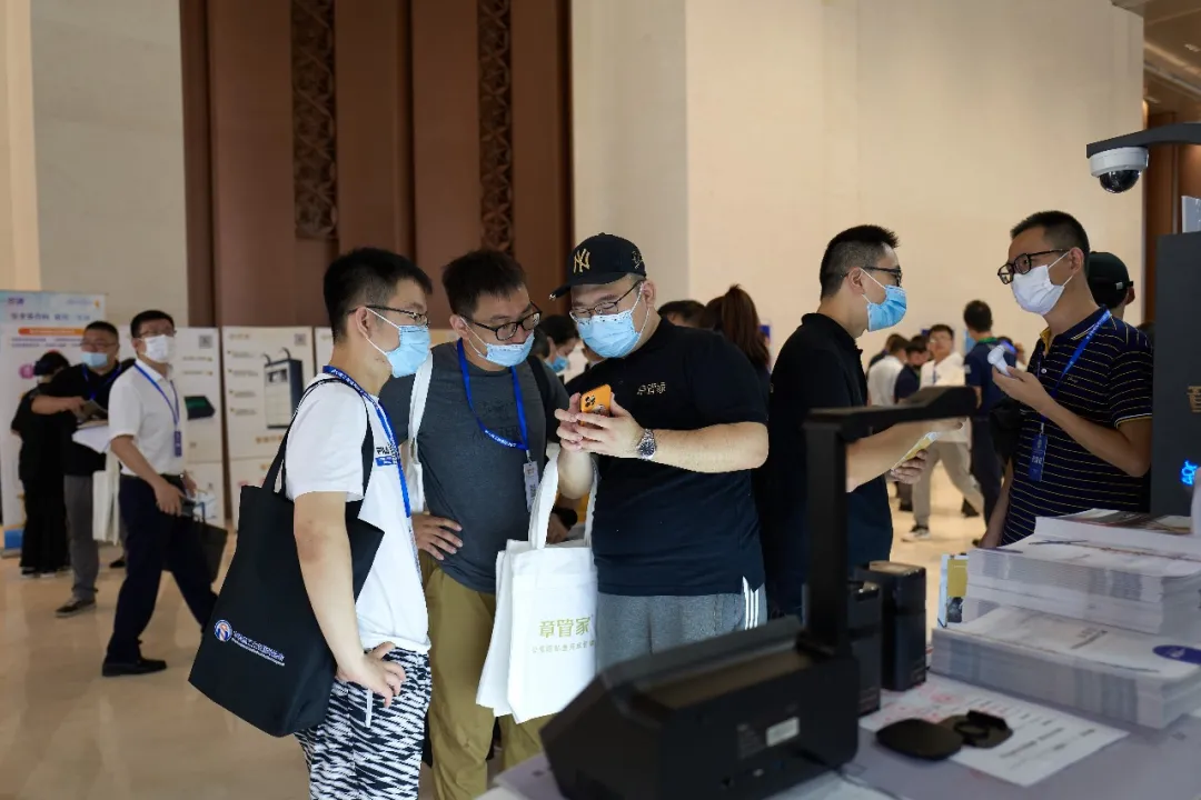 第七届工程建设行业互联网大会进行中，章管家首次展出智能印章柜